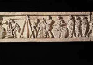 Reliëf dat het stapelen van broden in manden en het wegen ervan uitbeeldt, uit het graf van Euryaces de Bakker, Porta Maggiore, Rome (ca. 50-20 v.Chr.)