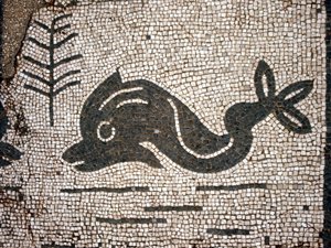 Voorstelling van een dolfijn naar een mozaïek op het plein van de Corporazioni van Ostia antica. door Roman