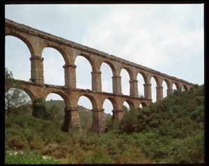 Romeinse kunst: uitzicht op het aquaduct van Tarragona (Aquaduct van de Ferreres of Pont du Diable) 1e eeuw, Spanje door Roman