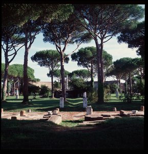 Romeinse kunst: uitzicht op de ruïnes van het macellum (Marktplein) archeologische site van Ostia door Roman