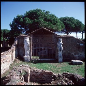 Romeinse kunst: uitzicht op de ruïnes van het heiligdom van de godheid Attis (of Atys), regio IV door Roman