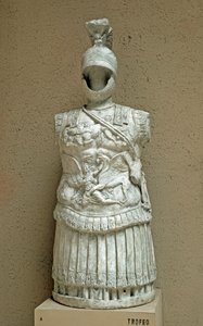 Romeinse kunst: Trofee van wapens in de vorm van paradeharnas van een Romeinse soldaat uit de 1e eeuw v.Chr. Rome, museo della civilta romana door Roman