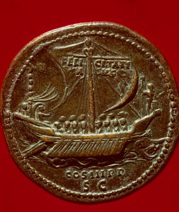 Romeinse kunst: munt van keizer Hadrianus (of Adrien) (76-138 n.Chr.) die een keizerlijke galei voorstelt. 119 n.Chr.