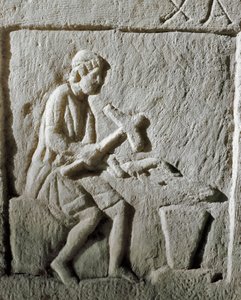 Romeinse kunst: detail van een stele met een smid die metaal slaat op een aambeeld door Roman