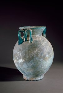 Romeinse kunst: glazen vaas met handvat. Uit Pompeii, Italië. Museo Archeologico Nazionale Napels
