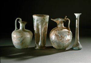 Romeinse kunst: kruiken, kannen en glazen vazen uit Pompeii. 1e eeuw Museo Archeologico Nazionale, Napels door Roman