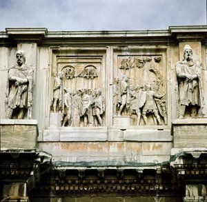 Romeinse kunst: laag marmerreliëf dat de verdeling van subsidies aan het volk en de overgave van een barbaarse leider voorstelt. Boog van Constantijn, Rome