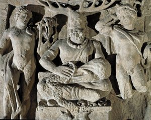Romeinse kunst: de Gallische god van Keltische oorsprong Cernunnos (of Kernunnos) tussen Apollo en Mercurius. Uit Reims. 1e eeuw na Christus. Rome, Museo della Civilta Romana