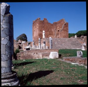 Romeinse kunst: uitzicht op de ruïnes van het capitool, archeologische site van Ostia