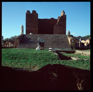 Romeinse kunst: uitzicht op de ruïnes van het Capitool, archeologische site van Ostia door Roman