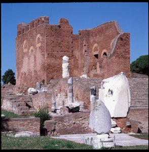 Romeinse kunst: uitzicht op de ruïnes van het capitool, archeologische site van Ostia door Roman