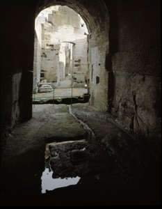Romeinse kunst: zicht op de ondergrondse gangen van het Colosseum in Rome, Italië