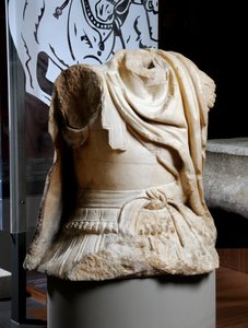 Gebeeldhouwd torso van een ruiter, vermoedelijk een kopie van een originele bronzen standbeeld van Alexander de Grote, ca.75-25 v.Chr. door Roman