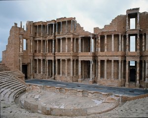 Podium van Romeins theater, 2e-3e eeuw door Roman