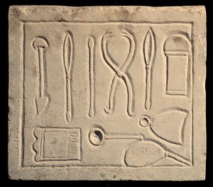 Chirurgische instrumenten (reliëf) door Roman