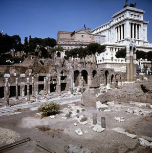 Het Caesar Forum begon in 54 v.Chr. en eindigde onder keizer Augustus (Octavianus of Octavianus) (63 v.Chr. - 14). Rome.