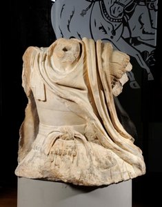 Torso van Lucio Licinio Murena geïnspireerd door de te paard Alexander van de bronzen groep van Lysippos gewijd aan Dion, 67 AD (marmer) door Roman