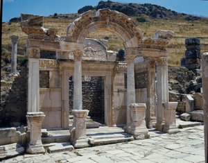 Uitzicht op de tempel van Hadrianus aan de straat van Curetes