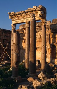 Heiligdom van Jupiter Heliopolitanus, portiek in de binnenplaats, Hoge Keizerlijke Periode door Roman Imperial Period