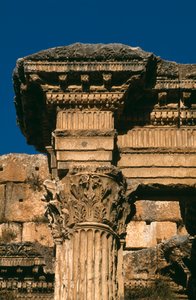Tempel van Bacchus, detail van het hoofdgestel, Hoge Keizerlijke Periode 27 v.Chr.-395 n.Chr. door Roman Imperial Period