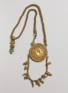 Halsband met Medaillon en Hanger, 200-300