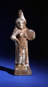Statuette van de godin Isis met een tympanon