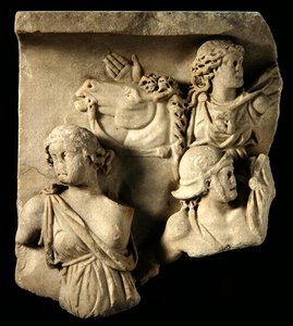 Een fragment van hoogreliëfsculptuur