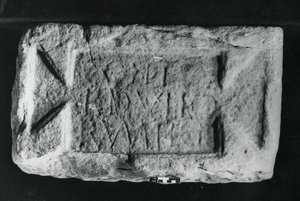 Centuriale steen van de Coh. I Vardullorum door Roman Roman