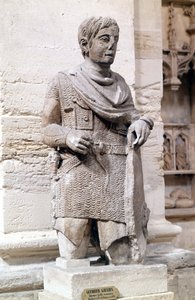 Gallische krijger onder het Romeinse Rijk (gekleed in Romeinse stijl), Lapidaire Museum, Avignon. door Roman Roman