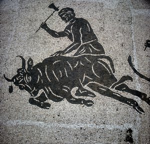 Mozaïek die een scène van een stierengevecht uitbeeldt en gevonden in Ostia (bij Rome). Momenteel bewaard in de voormalige brandweerkazerne van Ostia. door Roman Roman