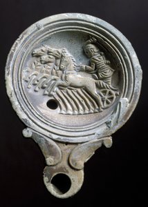 Olielamp met afbeelding van een racewagen met vier paarden (terracotta) door Roman Roman