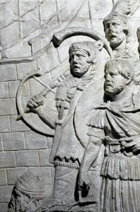 Romeinse kunst: Romeinse krijgers tijdens de eerste oorlog in Dacië. Gietvorm van 1862 die de bas-reliëfs van de zuil van Trajanus (Colonna Traiana) in Rome reproduceert, gebouwd tijdens het bewind van keizer Trajanus (53-117). De Trajanus-zuil herdenkt de door Roman Roman