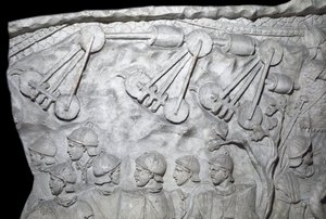 Romeinse kunst: oorlogsmachines tijdens de Tweede Oorlog. Gietvorm uit 1862 die de bas-reliëfs van de zuil van Trajanus (Colonna Traiana) in Rome reproduceert, gebouwd tijdens het bewind van keizer Trajanus (53-117) door Roman Roman