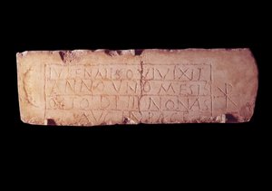 Romeinse oudheid: loculusplaat genaamd Jubenalis, grafschrift van een overleden kind
