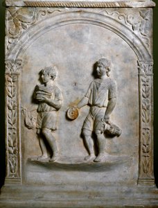 Romeinse kunst: grafaltaar toont twee dienaren die voorwerpen voor offer dragen. Laag reliëf. Rome, Museo Nazionale Romano door Roman Roman