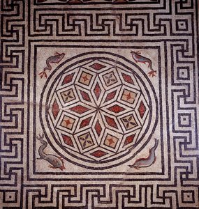 Romeinse kunst: mozaïek versierd met dolfijnen. Nîmes, archeologiemuseum. door Roman Roman