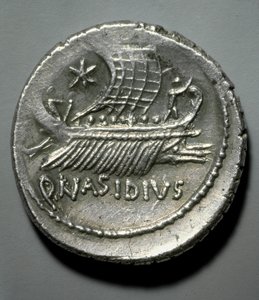 Romeinse kunst: zilveren munt afgebeeld door een galei uitgerust met een systeem om vijandelijke schepen omver te werpen. Parijs, B.N. Cabinet des Medailles