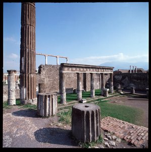 Romeinse kunst: uitzicht op de tempel van Apollo op de archeologische site van Pompeii (4e eeuw v.Chr.-2e eeuw v.Chr.) Italië door Roman Roman