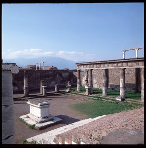 Romeinse kunst: uitzicht op de tempel van Apollo op de archeologische site van Pompeii (4e eeuw v.Chr.-2e eeuw v.Chr.) Italië door Roman Roman