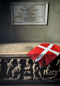Romeinse sarcofaag gebruikt als graf van Niccolò Stenone (Niels Stensen) (1638-1686) anatoom en geoloog door Roman Roman