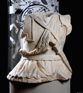 Gebeeldhouwd torso van een ruiter door Roman Roman