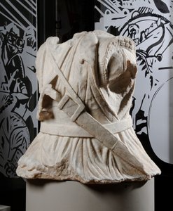 Gebeeldhouwd torso van een ruiter door Roman Roman