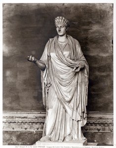Standbeeld van een Vestaalse Maagd of Priesteres van Romulus door Roman Roman