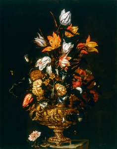 Metalen vaas met gegraveerde bloemen