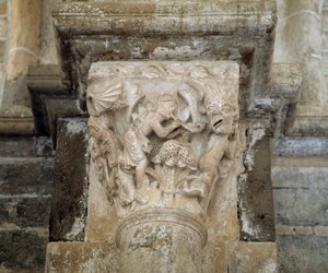 Een muzikant en een demon die wellust symboliseren (gekerfd kapiteel) door Romanesque