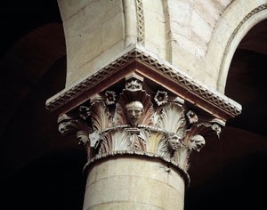 Gekerfd kapiteel door Romanesque