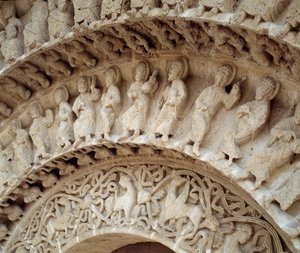 Detail van beeldhouwwerken van het zuidportaal door Romanesque