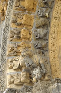 Detail van het gebeeldhouwde gewelf van de gevel van de kathedraal Saint Marie, Oloron Sainte Marie (Atlantische Pyreneeën)