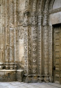 (detail) van de gevel linkerkant van het portaal van de Basiliek, begin 12e eeuw door Romanesque