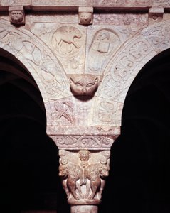 Detail (het lam van God en symbool van evangelist Lucas, gekerfd op de tribune van het Priorij) door Romanesque